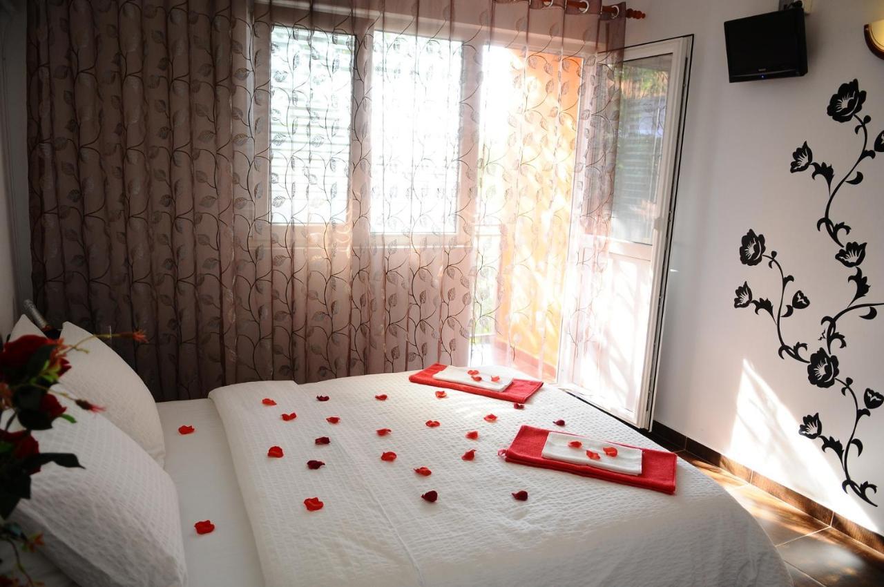Vila Floarea Etiquette คอสติเนช ภายนอก รูปภาพ