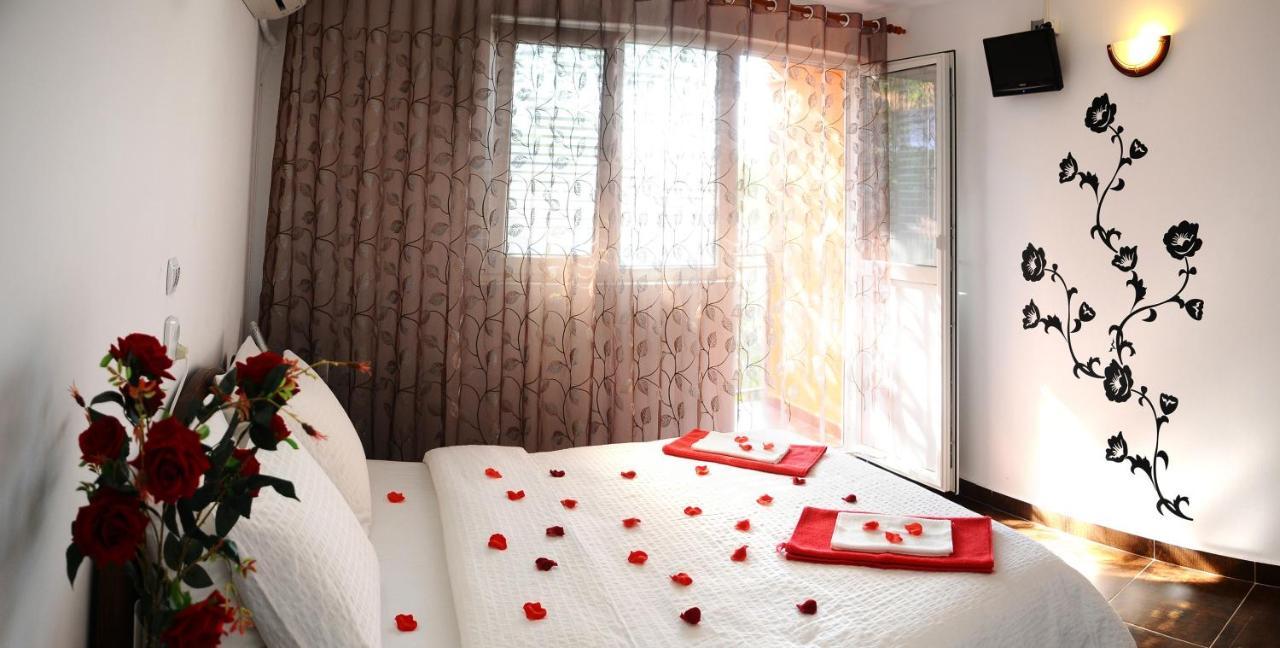 Vila Floarea Etiquette คอสติเนช ภายนอก รูปภาพ